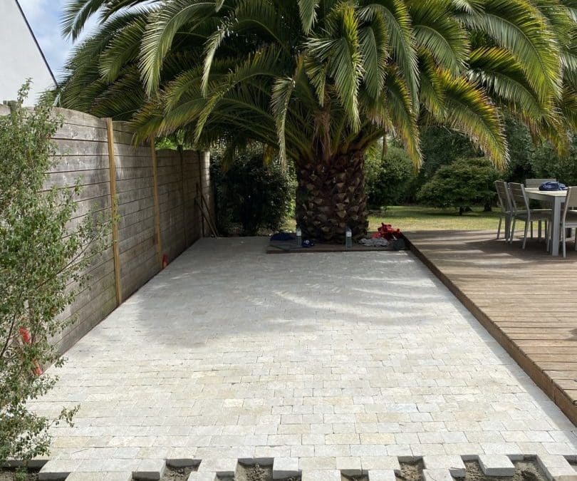 Création d’une terrasse en pavés calcaire à Fouesnant