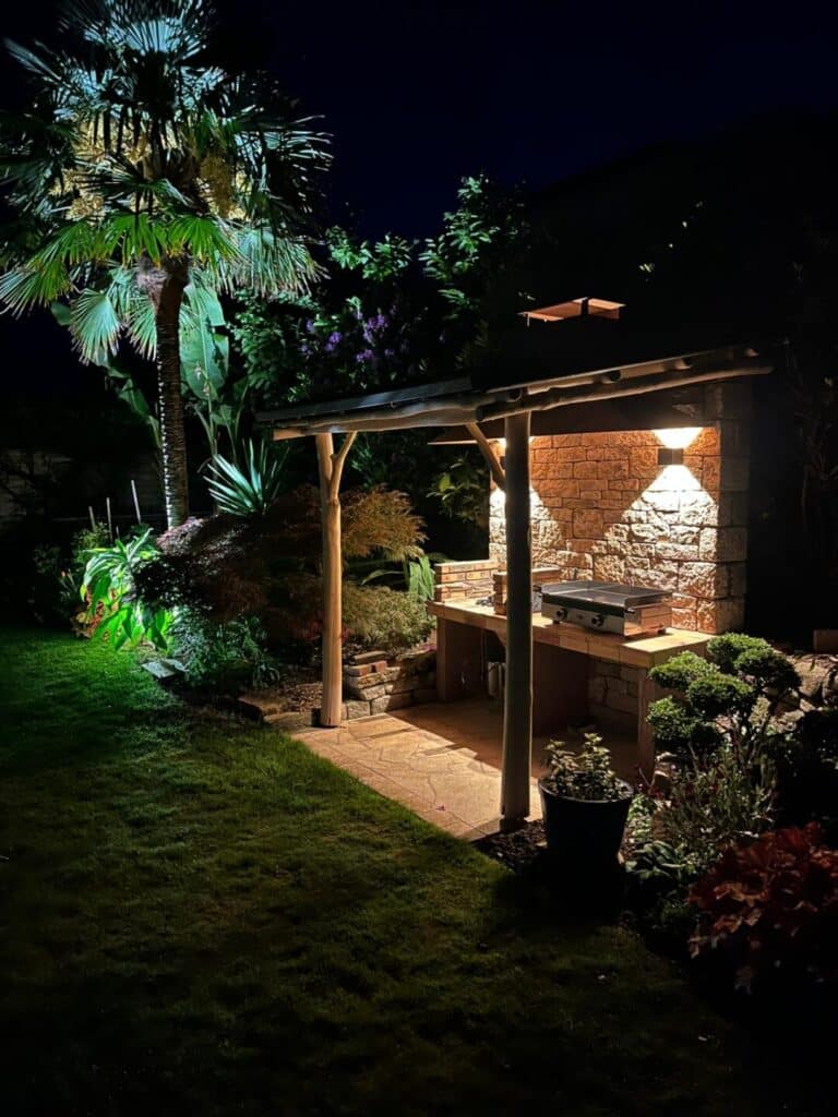 CUISINE EXTERIEURE murets pierres poteaux acacia cheminee corten barbecue plancha fouesnant - Fouesnant Bénodet