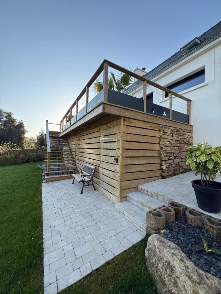 ESCALIER bois avec terrasse pilotis et pavage pave beton abri jardin integre fouesnant - Fouesnant Bénodet