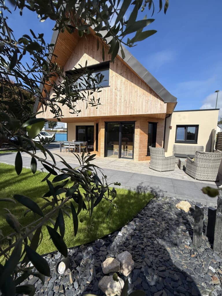 JARDIN COMPLET terrasse massifs gazon pleuven - Fouesnant Bénodet