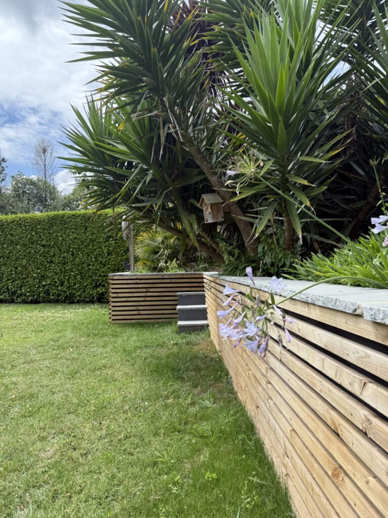 MURET bardage bois claire voie avec couvertine pierres naturelles et escalier beton saint evarzec - Fouesnant Bénodet
