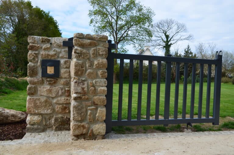 PORTAIL bois ajoure gris piliers pierres jointoyees la foret fouesnant - Fouesnant Bénodet