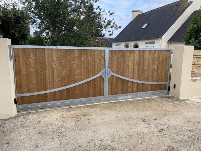 PORTAIL bois lames verticales avec structure metallique fouesnant - Fouesnant Bénodet