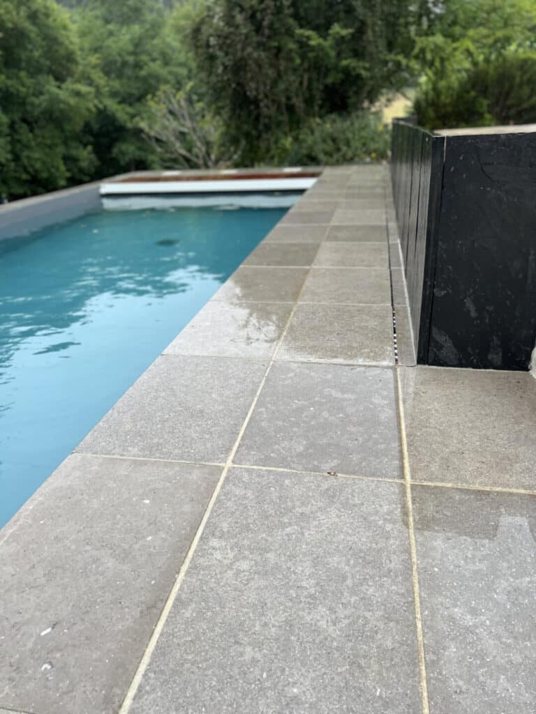 TERRASSE pierres naturelles sinai gris caniveau invisible jardiniere fouesnant - Fouesnant Bénodet