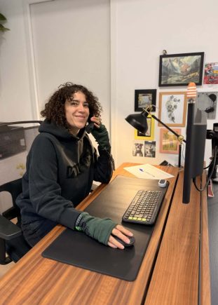 Leïla, assistante administrative